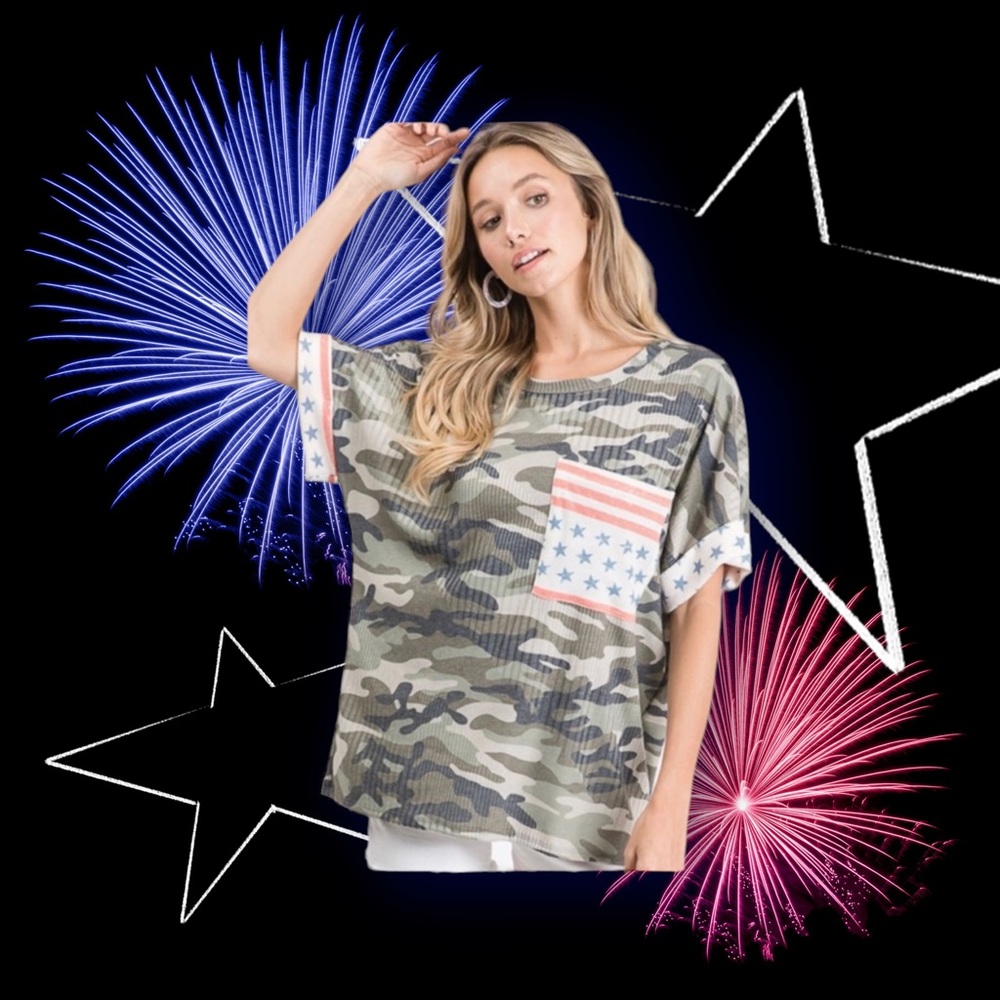 RIBBED ARMY PRINT. ROUND NECK OVERSIZED TOP WITH CONTRAST POCKET AND SLEEVES